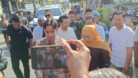 Wakil Presiden terpilih Gibran Rakabuming Raka mengunjungi Khofifah Indar Parawansa di kediamannya di Jalan Jemursari, Kelurahan Jemurwonosari, Kecamatan Wonocolo, Surabaya, Kamis (6/6/2024). Foto: Farusma Okta Verdian/kumparan