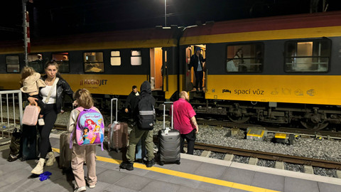 Penumpang keluar gerbong kereta yang tergelincir akibat tabrakan antara kereta penumpang dan kereta barang di Pardubice, Republik Ceko, Rabu (5/6/2024). Foto: Jiri Sejkora/via REUTERS