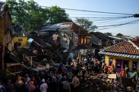 Warga dibantu petugas kepolisian mengevakuasi barang di rumah yang rusak akibat jebolnya pipa milik PDAM Tirtawening di Cibangkong, Bandung, Jawa Barat, Kamis (6/6/2024). Foto: Novrian Arbi/ANTARA FOTO
