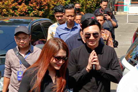 Anji dan Wina Natalia tiba di Pengadilan Agama Cibinong, Bogor, Kamis (6/6/2024). Foto: Aprilandika Pratama/kumparan
