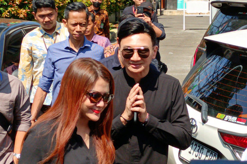 Anji dan Wina Natalia tiba di Pengadilan Agama Cibinong, Bogor, Kamis (6/6/2024). Foto: Aprilandika Pratama/kumparan