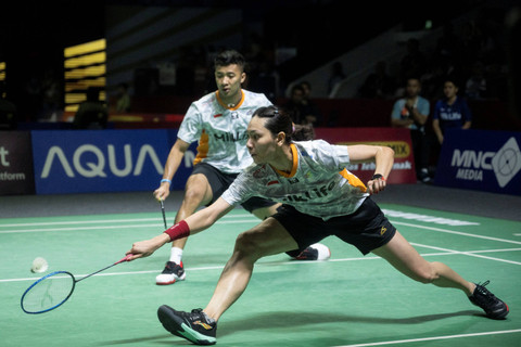 Ganda campuran Indonesia Dejan Ferdinansyah dan Gloria Emanuelle Widjaja saat melawan wakil Korea Selatan Seo Seung Jae dan Chae Yu Jung dalam babak 16 besar Indonesia Open 2024 di Istora Senayan, Jakarta, Kamis (6/6/2024). Foto: Aprillio Akbar/ANTARA FOTO