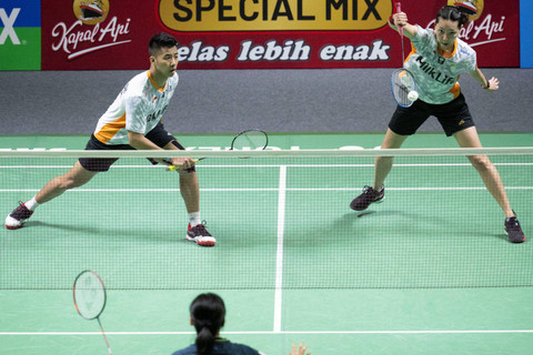 Ganda campuran Indonesia Dejan Ferdinansyah dan Gloria Emanuelle Widjaja saat melawan wakil Korea Selatan Seo Seung Jae dan Chae Yu Jung dalam babak 16 besar Indonesia Open 2024 di Istora Senayan, Jakarta, Kamis (6/6/2024). Foto: Aprillio Akbar/ANTARA FOTO