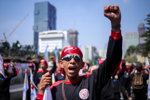 Massa yang tergabung dalam Federasi Serikat Pekerja Metal Indonesia (FSPMI) dan Partai Buruh berunjuk rasa menolak Tapera di sekitar Patung Kuda, Jakarta, Kamis (6/6/2024). Foto: Jamal Ramadhan/kumparan