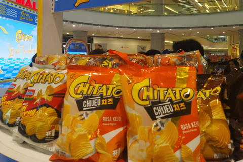 Chitato memperkenalkan S.Coup, Wonwoo, dan Vernon Seventeen sebagai brand ambassador. Foto: Ela Nurlaela/kumparan