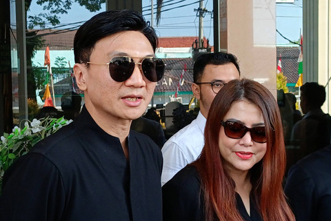 Anji dan Wina Natalia usai jalani sidang perdana di Pengadilan Agama Cibinong, Bogor, Kamis (6/6/2024). Foto: Aprilandika Pratama/kumparan