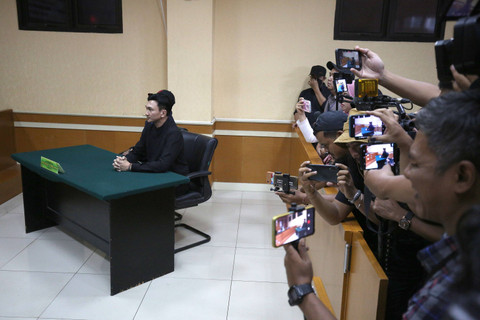 Anji bersama Wina menjalani sidang perceraian di Pengadilan Agama Cibinong, Bogor, Kamis (6/6/2024). Foto: Agus Apriyanto
