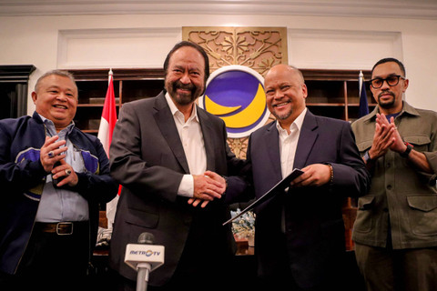 Ketua Partai Nasdem Surya Paloh menyerahkan surat rekomendasi untuk jadi Cagub atau Cawagub pada Pilkada Jabar 2024 kepada Ilham Akbar Habibie di Ruang Bappilu Nasdem Tower, Jakarta, Kamis (6/6/2024). Foto: Jamal Ramadhan/kumparan