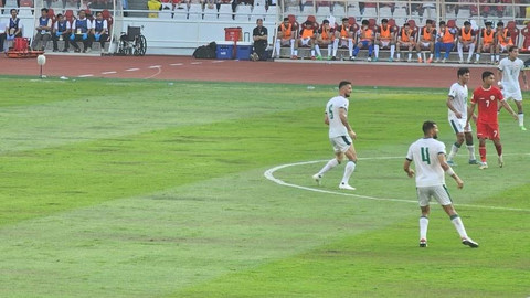 Kondisi rumput rusak di beberapa titik Stadion Utama Gelora Bung Karno, Jakarta, Kamis (6/6/2024). Foto: Ikhwanul Habibi/kumparan