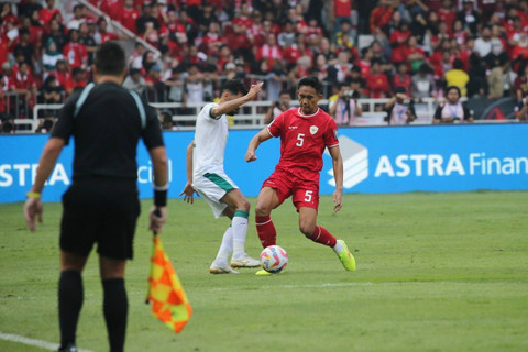 Pemain Timnas Indonesia Rizky Ridho berebut bola dengan pemain Timnas Irak pada pertandingan Ronde Kedua Kualifikasi Piala Dunia 2026 di Stadion Utama Gelora Bung Karno, Jakarta, Kamis (6/6/2024). Foto: Aditia Noviansyah/kumparan