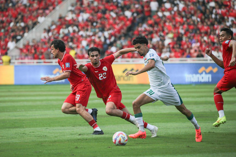 Pemain Timnas Indonesia Nathan Tjoe A On berebut bola dengan pemain Timnas Irak Zidane Aamar Iqbal pada pertandingan Ronde Kedua Kualifikasi Piala Dunia 2026 di Stadion Utama Gelora Bung Karno, Jakarta, Kamis (6/6/2024). Foto: Aditia Noviansyah/kumparan