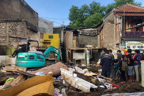 Suasana pengerukan puing rumah warga yang roboh akibat jebolnya pipa PDAM Tirtawening di Maleer, Batununggal, Bandung, pada Kamis (6/6/2024). Foto: Robby Bouceu/kumparan