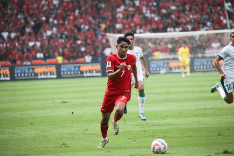 Pemain Timnas Indonesia Marselino Ferdinan mengejar bola pada pertandingan Ronde Kedua Kualifikasi Piala Dunia 2026 di Stadion Utama Gelora Bung Karno, Jakarta, Kamis (6/6/2024). Foto: Aditia Noviansyah/kumparan