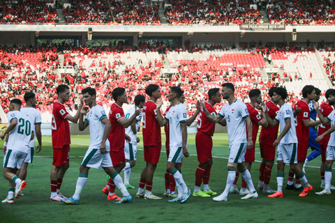 Pemain Timnas Indonesia bersalaman dengan pemain Timnas Irak  sebelum bermain pada pertandingan Ronde Kedua Kualifikasi Piala Dunia 2026 di Stadion Utama Gelora Bung Karno, Jakarta, Kamis (6/6/2024). Foto: Aditia Noviansyah/kumparan