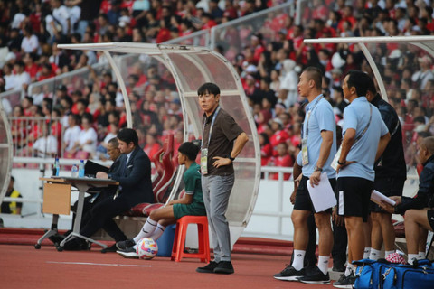 Ekspresi Shin Tae-yong pada pertandingan Ronde Kedua Kualifikasi Piala Dunia 2026 di Stadion Utama Gelora Bung Karno, Jakarta, Kamis (6/6/2024). Foto: Aditia Noviansyah/kumparan
