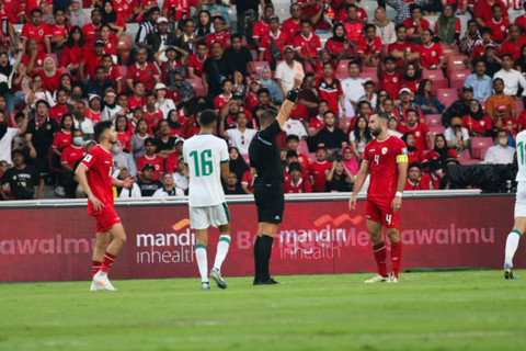 Pemain Timnas Indonesia Jordi Amat mendapatkan kartu merah saat melawan Timnas Irak pada pertandingan Ronde Kedua Kualifikasi Piala Dunia 2026 di Stadion Utama Gelora Bung Karno, Jakarta, Kamis (6/6/2024). Foto: Aditia Noviansyah/kumparan