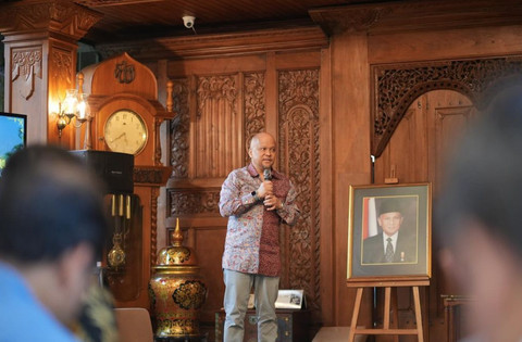 Ilham Habibie di samping foto sang ayah, BJ Habibie, di acara Silaturahmi dan Buka Puasa Bersama di Wisma Habibie dan Ainun, Jakarta, 22 Maret 2024. Foto: Instagram/@ilham.a.habibie