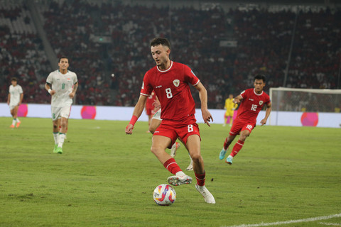 Pemain Timnas Indonesia Ivar Jenner menguasai bola saat melawan Timnas Irak pada pertandingan Ronde Kedua Kualifikasi Piala Dunia 2026 di Stadion Utama Gelora Bung Karno, Jakarta, Kamis (6/6/2024).   Foto: Aditia Noviansyah/kumparan