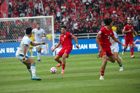 Pemain Timnas Indonesia Pratama Arhan menerima bola saat melawan Timnas Irak pada pertandingan Ronde Kedua Kualifikasi Piala Dunia 2026 di Stadion Utama Gelora Bung Karno, Jakarta, Kamis (6/6/2024).   Foto: Aditia Noviansyah/kumparan