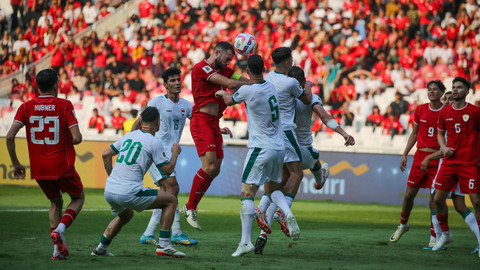 Pemain Timnas Indonesia Jordi Amat berduel dengan pemain Timnas Irak pada pertandingan Ronde Kedua Kualifikasi Piala Dunia 2026 di Stadion Utama Gelora Bung Karno, Jakarta, Kamis (6/6/2024). Foto: Aditia Noviansyah/kumparan