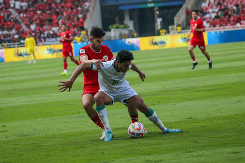 Pemain Timnas Indonesia Sandy Walsh berebut bola dengan pemain Timnas Irak Ahmed Yahya Al-Hajjaj pada pertandingan Ronde Kedua Kualifikasi Piala Dunia 2026 di Stadion Utama Gelora Bung Karno, Jakarta, Kamis (6/6/2024). Foto: Aditia Noviansyah/kumparan