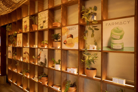 Brand skin care asal AS Farmacy resmi dirilis di Indonesia, di Ashta District 8 Jakarta, pada Senin (3/6/2024). Foto: Dok. LuxAsia