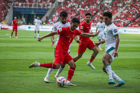 Pemain Timnas Indonesia Marselino Ferdinan berusaha melewati pemain Timnas Irak Ahmed Yahya Al-Hajjaj pada pertandingan Ronde Kedua Kualifikasi Piala Dunia 2026 di Stadion Utama Gelora Bung Karno, Jakarta, Kamis (6/6/2024). Foto: Aditia Noviansyah/kumparan
