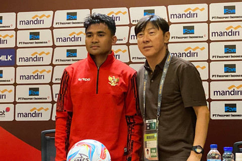 Asnawi Mangkualam dan Shin Tae-yong usai Timnas Indonesia dikalahkan Irak di Stadion Utama Gelora Bung Karno, Jakarta, dalam Kualifikasi Piala Dunia pada Kamis (6/6/2024). Foto: Azrumi Ghazali/kumparan