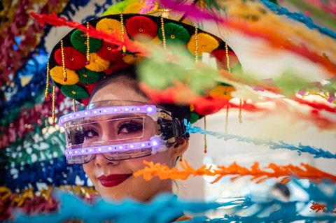 Jakarta Kreatif Festival 2024  Seorang peserta mengenakan kostum kreasi saat pembukaan Jakarta Kreatif Festival (Jakreatifest) 2024 di Jakarta, Kamis (6/6/2024). Foto: Bayu Pratama S/ANTARA FOTO