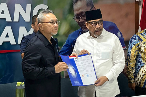 Ketum PAN Zulkifli Hasan menyerahkan surat rekomendasi kepada Murad Ismail untuk maju Pilgub Maluku, Kamis (6/6/2024). Foto: Haya Syahira/kumparan