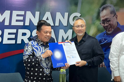 Ketum PAN Zulkifli Hasan menyerahkan surat rekomendasi kepada Al Haris untuk maju Pilgub Jambi, Kamis (6/6/2024). Foto: Haya Syahira/kumparan