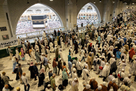 Umat Islam melaksanakan tawaf di Masjidil Haram, Makkah, Arab Saudi, Kamis (6/6/2024). Foto: Sigid Kurniawan / ANTARA FOTO