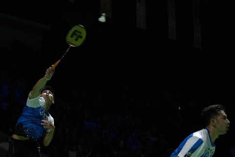 Pebulu tangkis ganda putra Indonesia Sabar Karyaman Gutama dan M Reza Pahlevi Isfahani mengembalikan kok ke arah lawannya ganda putra Taiwan Lee Yang dan Wang Chi-Lin dalam babak 16 besar Indonesia Open 2024 di Istora Senayan, Jakarta (6/6/2024). Foto: Aprilio Akbar/ANTARA FOTO