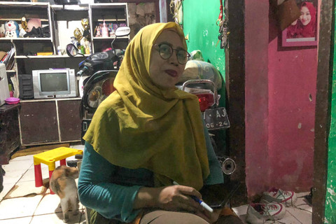 Heni Rohaeni (48) sekretaris RT 01 RW 05, Kelurahan Maleer, Kecamatan Cibangkong, Bandung membagikan kisahnya kepada kumparan saat pipa PDAM Tirtawening meledak pada Rabu (5/6/2024). Foto: Robby Bouceu/kumparan