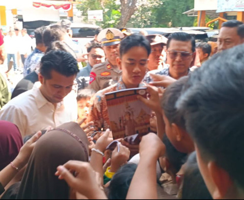 Wakil presiden terpilih sekaligus Wali Kota Solo Gibran Rakabuming Raka sempat membagikan buku tulis bergambar Jan Ethes di SDN Margorejo VI Surabaya, Kamis (6/6/2024). Foto: Farusma Okta Verdian/kumparan