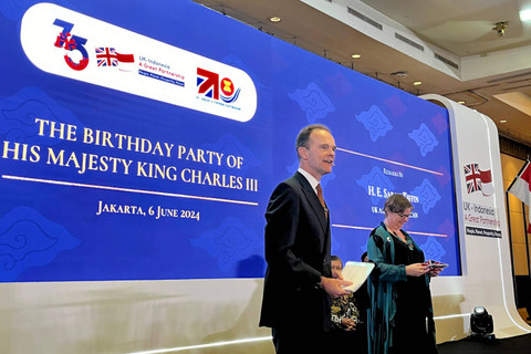 Dubes Inggris untuk Indonesia Dominic Jermey dan Dubes Inggris untuk ASEAN Sarah Tiffin di Acara Perayaan Hari Jadi Raja Charles III di Ritz Carlton Jakarta Selatan, Kamis (6/6/2024). Foto: Tiara Hasna/kumparan