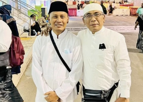 Plt. Bendah ara Umum PNBU Gudfan Arif Ghofur (kiri) dan Umum PBNU Yahya Cholil Staquf (kanan). Foto: Instagram @nuonline_id