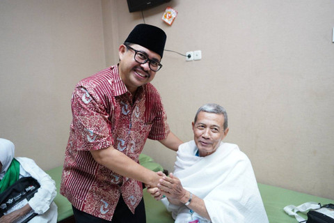 Sekretaris Daerah Kota Surabaya Ikhsan saat menemui jemaah haji asal Surabaya. 