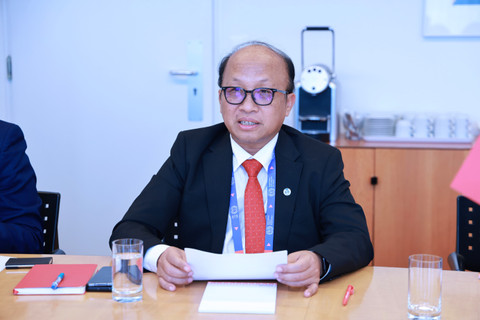 Sekjen Kementerian Ketenagakerjaan Indonesia, Anwar Sanusi dalam pertemuan bilateral bersama Wakil Ketenagakerjaan Filipina Benedicto Ernesto R. Bitonio di sela-sela International Labour Conference (ILC), Jenewa, Kamis (6/6/2024). Foto: Dok. Kemnaker