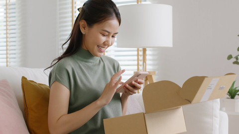 Ilustrasi belanja online. Foto: Chay_Tee/Shutterstock