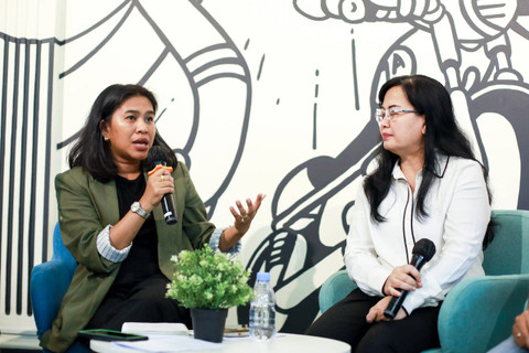 Chief of kumparanWOMAN, Fitria Sofyani (kiri) dan Asisten Deputi Perlindungan Hak Perempuan Dalam Rumah Tangga dan Rentan KemenPPPA, Eni Widiyanti dalam acara kumparan Hangout bertajuk 