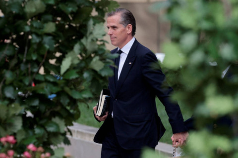 Hunter Biden, putra Presiden AS Joe Biden, meninggalkan pengadilan federal selama persidangannya atas tuduhan pidana senjata di Wilmington, Delaware, AS, Kamis (6/6/2024). Foto: Hannah Beier/REUTERS