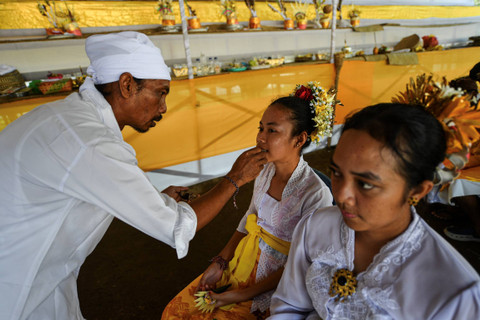Umat Hindu mengikuti ritual Metatah atau potong gigi massal di Krematorium Setra Ganda Wangi, Talang Jambe, Palembang, Sumatera Selatan, Jumat (7/6/2024). Foto: Nova Wahyudi/ANTARA FOTO