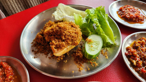 Ayam serundeng di warung makan Sambal Pemersatu Bangsa, Kemang, Jakarta Selatan, Jumat (7/6/2024). Foto: Azalia Amadea/kumparan 