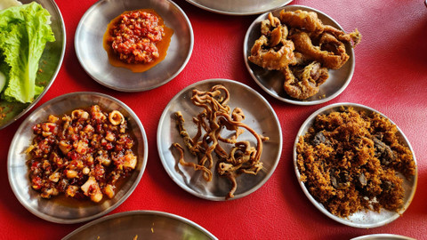 Aneka menu makanan di warung makan Sambal Pemersatu Bangsa, Kemang, Jakarta Selatan, Jumat (7/6/2024). Foto: Azalia Amadea/kumparan 