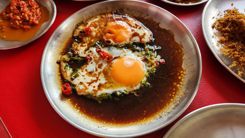 Telur ala Pontianak di warung makan Sambal Pemersatu Bangsa, Kemang, Jakarta Selatan, Jumat (7/6/2024). Foto: Azalia Amadea/kumparan 