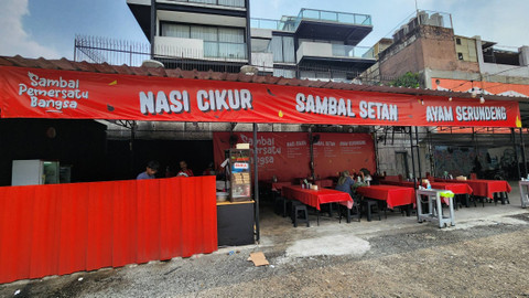Suasana warung makan Sambal Pemersatu Bangsa, di Kemang, Jakarta Selatan, Jumat (7/6/2024). Foto: Azalia Amadea/kumparan 