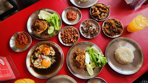 Aneka menu makanan di warung makan Sambal Pemersatu Bangsa, Kemang, Jakarta Selatan, Jumat (7/6/2024). Foto: Azalia Amadea/kumparan 
