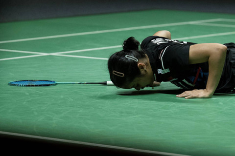 Pebulu tangkis tunggal putri Indonesia Gregoria Mariska Tunjung terjatuh saat hadapi pebulu tangkis tunggal putri China Wang Zhi Yi dalam babak perempat final Indonesia Open 2024 di Istora Senayan, Jakarta, Jumat (7/6/2024). Foto: Aprillio Akbar/ANTARA FOTO