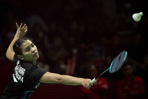 Pebulu tangkis tunggal putri Indonesia Gregoria Mariska Tunjung mengembalikan kok ke arah lawannya pebulu tangkis tunggal putri China Wang Zhi Yi dalam babak perempat final Indonesia Open 2024 di Istora Senayan, Jakarta, Jumat (7/6/2024). Foto: Aprillio Akbar/ANTARA FOTO